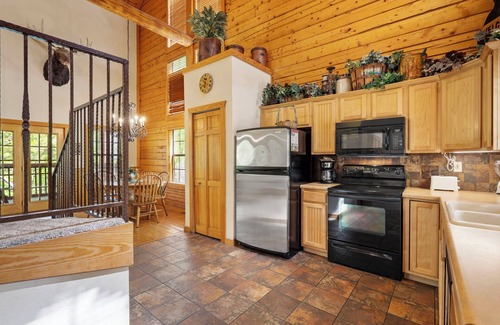 Branson Theater District Cabina | Spacious 4 BD Cabin at Thousand Hills Golf Resort in Branson, MO - Perfect for Family Getaways!