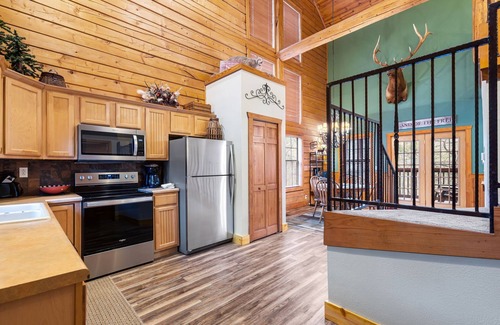 Branson Theater District Cabina | Spacious 4 BD Cabin at Thousand Hills Golf Resort in Branson, MO - Perfect for Family Getaways!