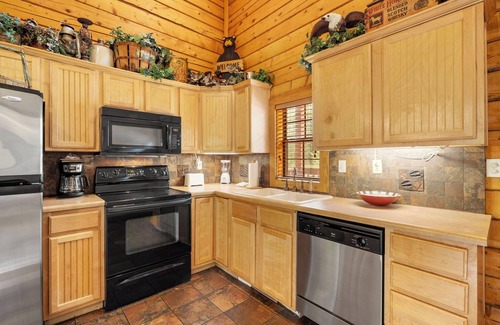 Branson Theater District Cabina | Spacious 4 BD Cabin at Thousand Hills Golf Resort in Branson, MO - Perfect for Family Getaways!