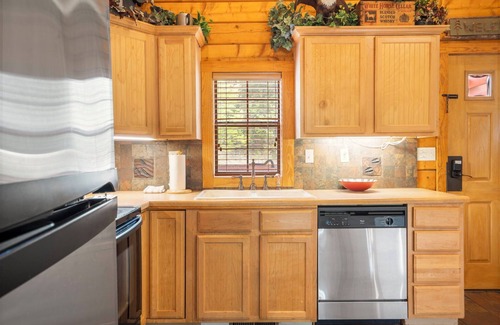 Branson Theater District Cabina | Spacious 4 BD Cabin at Thousand Hills Golf Resort in Branson, MO - Perfect for Family Getaways!