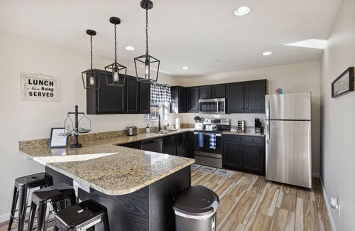 Kodak Casa | Spacious 4 bd with hot tub, theater &game zone