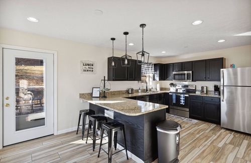 Kodak Casa | Spacious 4 bd with hot tub, theater &game zone