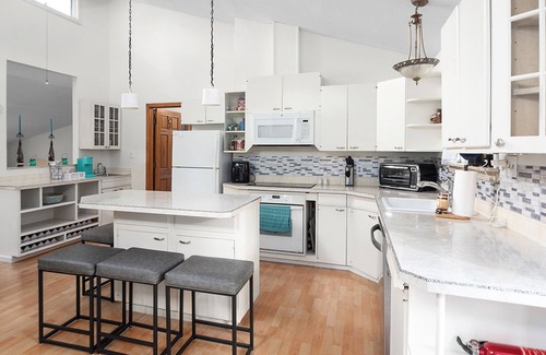 Teall Beach Casa | Spacious 4 bdrm home, Close to Lake, Wine, Downtown, Kid Friendly, Self Checkin