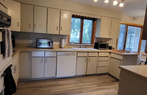 Lorain Casa | Spacious 4-bdrm house 30 mins Cedar point, walking distance beach, Tennis court