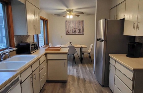 Lorain Casa | Spacious 4-bdrm house 30 mins Cedar point, walking distance beach, Tennis court