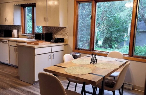 Lorain Casa | Spacious 4-bdrm house 30 mins Cedar point, walking distance beach, Tennis court