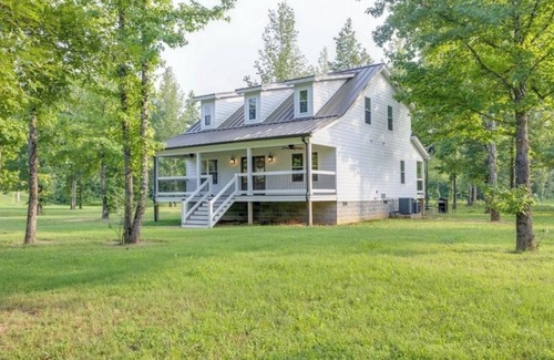 Linden Casa | Spacious 4-bdrm on 6 acres near the Tennessee River