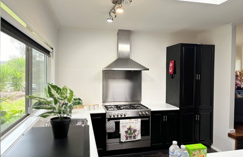 North Warrandyte Casa | Spacious 4 Bedroom Hilltop Home with Treetop Views near Yarra Valley