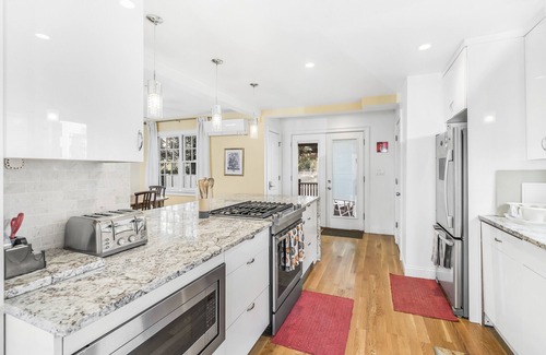 Allston Casa | Amplia casa adosada de 3 habitaciones / 2 baños con estacionamiento GRATIS, se admiten mascotas