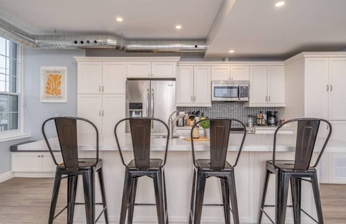 Burlington Apartamento | Spacious 4-Bed, 3-Bath Apartments Near Waterfront