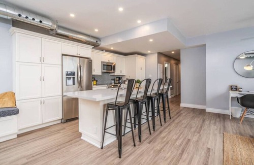 Burlington Apartamento | Spacious 4-Bed, 3-Bath Apartments Near Waterfront