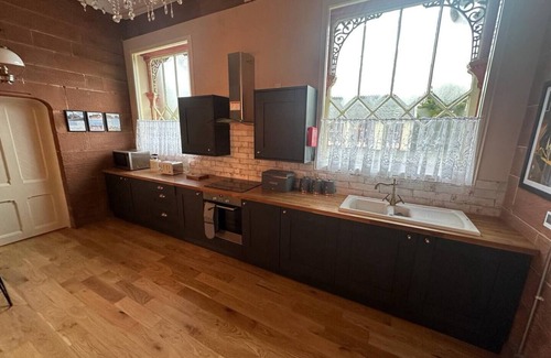 Langwathby Cabaña | Spacious 4 bed apartment - pet friendly - Langwathby Station Cottage, spotless & unique 4 bedroom cottage with EV charging station & free parking near lakes