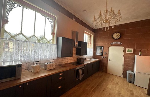 Langwathby Cabaña | Spacious 4 bed apartment - pet friendly - Langwathby Station Cottage, spotless & unique 4 bedroom cottage with EV charging station & free parking near lakes
