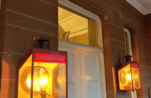 Langwathby Cabaña | Spacious 4 bed apartment - pet friendly - Langwathby Station Cottage, spotless & unique 4 bedroom cottage with EV charging station & free parking near lakes