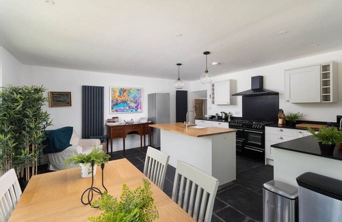 Newtown-in-St-Martin Casa | Spacious 4-Bed Cottage with Garden & Pet-Friendly