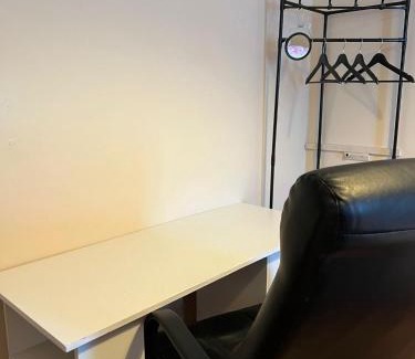 Rushmoor District Casa | Spacious 4 bed Farnborough AirShow