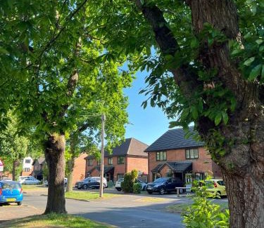 Rushmoor District Casa | Spacious 4 bed Farnborough AirShow