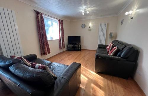 Rushmoor District Casa | Spacious 4 bed Farnborough AirShow