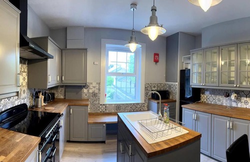 Maidstone Casa | Spacious 4-bed Holiday Home in the heart of Maidstone