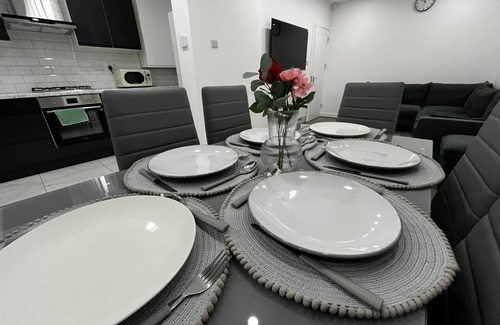 Sheldon Casa | Spacious 4 Bed Home - Sleeps 7, Garden & Parking