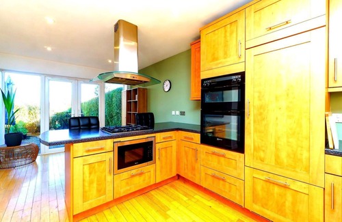 Pill Casa | Spacious 4-Bed Home! WiFi ! Parking Great Location