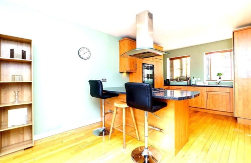 Pill Casa | Spacious 4-Bed Home! WiFi ! Parking Great Location