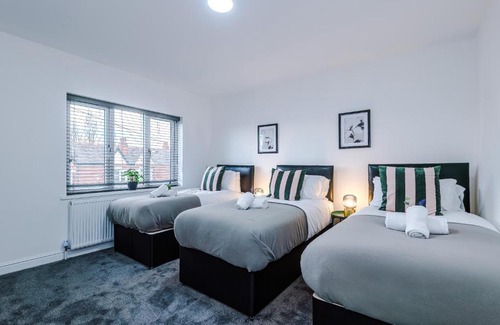 Bournville Casa | Spacious 4 Bed in Birmingham by 53 Degrees Property, Ideal for Business or Families, Games Room!