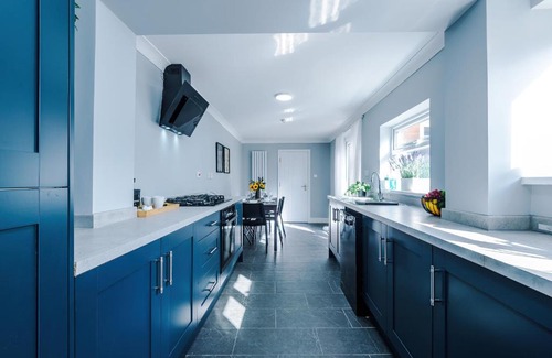 Bournville Casa | Spacious 4 Bed in Birmingham by 53 Degrees Property, Ideal for Business or Families, Games Room!