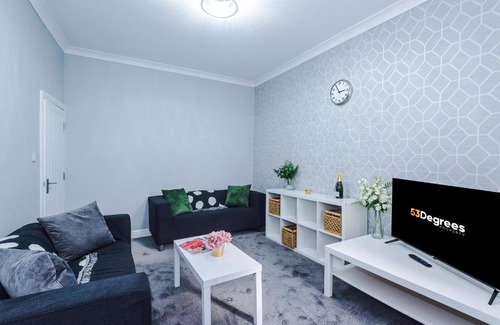 Bournville Casa | Spacious 4 Bed in Birmingham by 53 Degrees Property, Ideal for Business or Families, Games Room!