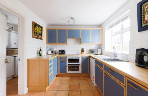 Selsey Casa | Spacious 4-Bed Seaside Retreat in Selsey