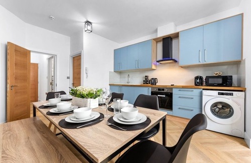 Marlborough Apartamento | Spacious 4 bed, sleeps 8, good transport link