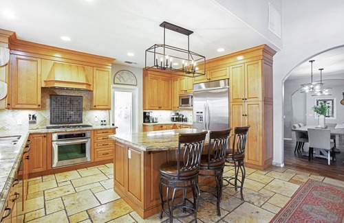 Valley Glen Casa | Spacious 4-bedroom family home with pool – Located in Valley Village.
