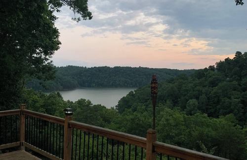 Russell Springs Casa | Spacious 4-bedroom house in wonderful Russell Springs with WiFi, AC