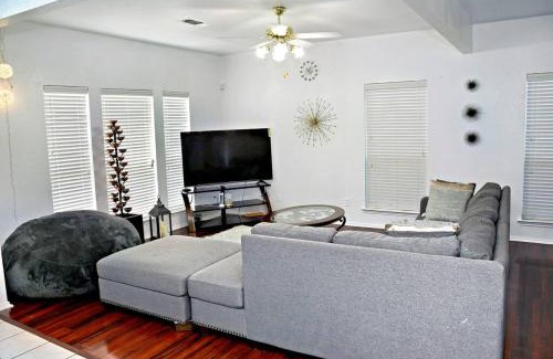 Southeast Arlington Casa | Spacious 4-bedroom house with AC, Wi-Fi superb in the Heart of Arlington, TX!
