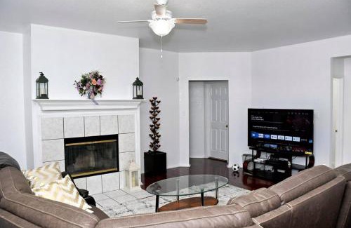 Southeast Arlington Casa | Spacious 4-bedroom house with AC, Wi-Fi superb in the Heart of Arlington, TX!