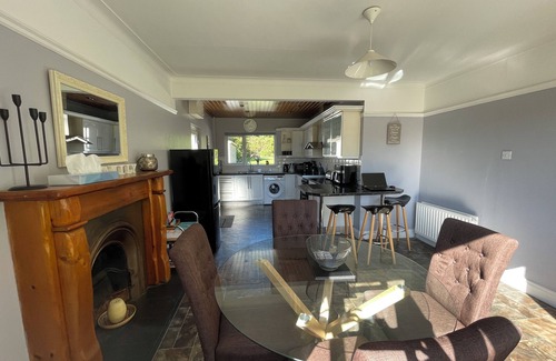 Carrickfergus Casa | Spacious 4-bedroom house in charming Carrickfergus.