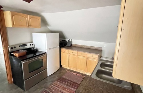 Milwaukee Casa | Spacious 4 Bedroom, 2 Bath Upper, 2-Unit Layout, Pet-Friendly + Fenced Yard