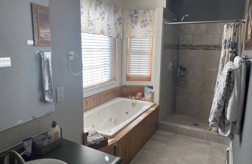 Chama Cabina | Spacious 4 bedroom/3 bathroom suite/perfect for work crews/family