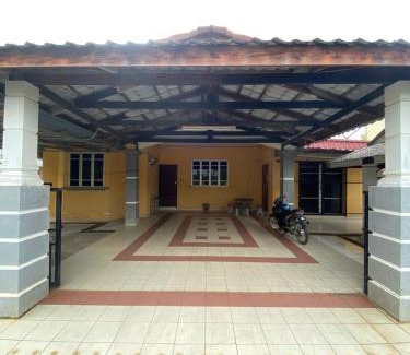 Chukai Casa | Spacious 4 Bedroom 3 bathroom (Coway & Wifi)