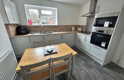 Derby Casa | Spacious 4-Bedroom, 4-Bathroom Retreat in Derby – Perfect for Professionals!