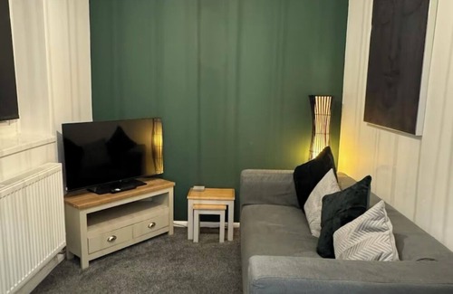 Derby Casa | Spacious 4-Bedroom, 4-Bathroom Retreat in Derby – Perfect for Professionals!