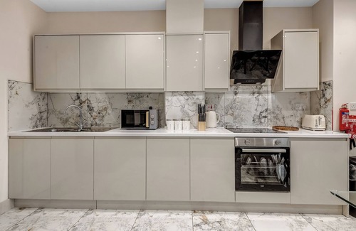 Cowley Casa | Spacious 4-bedroom 4-bathroom house - free parking & great 24-7 transport links