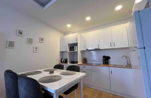 Esenyurt Apartamento | Spacious 4-bedroom apartment in charming Istanbul with AC