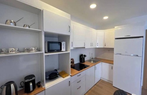 Esenyurt Apartamento | Spacious 4-bedroom apartment in charming Istanbul with AC