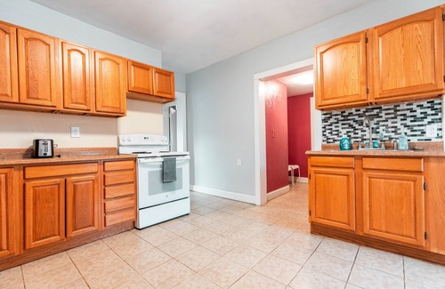 Worcester Apartamento | Spacious 4-bedroom apartment close to UMass Medical and St. Vincent Hospital
