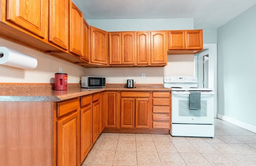 Worcester Apartamento | Spacious 4-bedroom apartment close to UMass Medical and St. Vincent Hospital