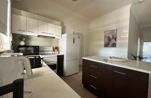 Hamilton Apartamento | Spacious 4-Bedroom Apartment with AC & WiFi in Hamilton. Centre of Eat St.