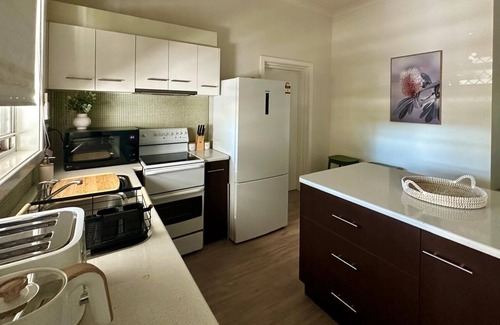 Hamilton Apartamento | Spacious 4-Bedroom Apartment with AC & WiFi in Hamilton. Centre of Eat St.