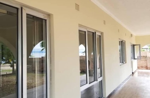 Southern Region Casa | Spacious 4-bedroom beach house with WiFi, AC in beautiful Monkey Bay