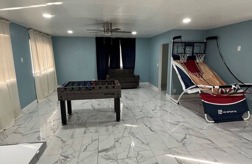 Centennial Hills Casa | Spacious 4- bedroom can sleep up to 22 - entertaining Game room
